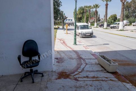 19 mars 2015 : Devant l'entrée du musée traces de sang des victimes de l'attaque. les autorités ouvrent à la presse dans la cadre d'une conférence l'accès au hall d'entrée du musée du Bardo à Tunis, lieu de l'attaque terroriste qui a fait 19 victimes tunisiennes et étrangères.