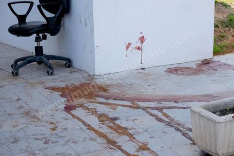19 mars 2015 : Devant l'entrée du musée traces de sang des victimes de l'attaque. les autorités ouvrent à la presse dans la cadre d'une conférence l'accès au hall d'entrée du musée du Bardo à Tunis, lieu de l'attaque terroriste qui a fait 19 victimes tunisiennes et étrangères.
