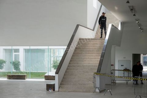 19 mars 2015 : les autorités ouvrent à la presse dans la cadre d'une conférence l'accès au hall d'entrée du musée du Bardo à Tunis, lieu de l'attaque terroriste aui a fait 19 victimes tunisiennes et étrangères.