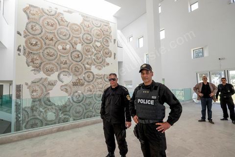 19 mars 2015 : les autorités ouvrent à la presse dans la cadre d'une conférence l'accès au hall d'entrée du musée du Bardo à Tunis, lieu de l'attaque terroriste aui a fait 19 victimes tunisiennes et étrangères.