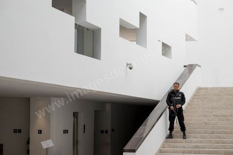 19 mars 2015 : les autorités ouvrent à la presse dans la cadre d'une conférence l'accès au hall d'entrée du musée du Bardo à Tunis, lieu de l'attaque terroriste aui a fait 19 victimes tunisiennes et étrangères.