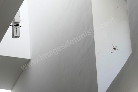 19 mars 2015 : Impact de balles sur les murs du hall d'entrée du musée. les autorités ouvrent à la presse dans la cadre d'une conférence l'accès au hall d'entrée du musée du Bardo à Tunis, lieu de l'attaque terroriste aui a fait 19 victimes tunisiennes et étrangères.