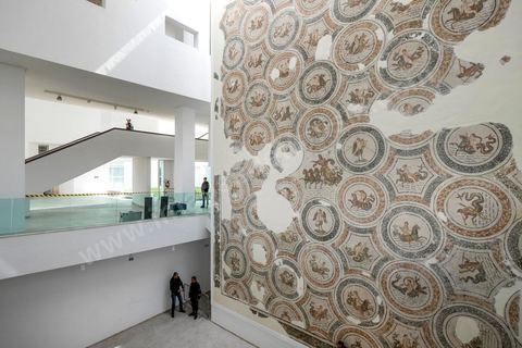 19 mars 2015 : les autorités ouvrent à la presse dans la cadre d'une conférence l'accès au hall d'entrée du musée du Bardo à Tunis, lieu de l'attaque terroriste aui a fait 19 victimes tunisiennes et étrangères.