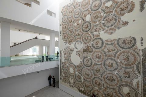 19 mars 2015 : les autorités ouvrent à la presse dans la cadre d'une conférence l'accès au hall d'entrée du musée du Bardo à Tunis, lieu de l'attaque terroriste aui a fait 19 victimes tunisiennes et étrangères.
