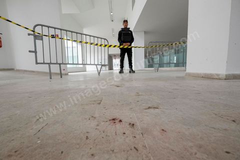 19 mars 2015 : Traces de sang au sol des victimes de l'attque des terroristes. Les autorités ouvrent à la presse dans la cadre d'une conférence l'accès au hall d'entrée du musée du Bardo à Tunis, lieu de l'attaque terroriste aui a fait 19 victimes tunisiennes et étrangères.