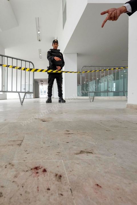 19 mars 2015 : Traces de sang au sol des victimes de l'attque des terroristes. Les autorités ouvrent à la presse dans la cadre d'une conférence l'accès au hall d'entrée du musée du Bardo à Tunis, lieu de l'attaque terroriste aui a fait 19 victimes tunisiennes et étrangères.