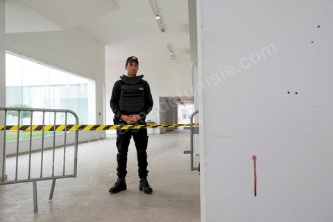 19 mars 2015 : Traces de sang au sol des victimes de l'attque des terroristes. Les autorités ouvrent à la presse dans la cadre d'une conférence l'accès au hall d'entrée du musée du Bardo à Tunis, lieu de l'attaque terroriste aui a fait 19 victimes tunisiennes et étrangères.