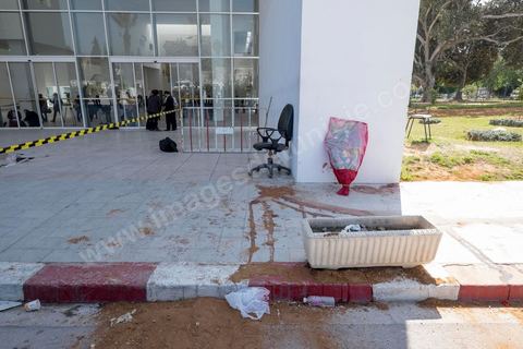 19 mars 2015 : Devant l'entrée du musée traces de sang des victimes de l'attaque. les autorités ouvrent à la presse dans la cadre d'une conférence l'accès au hall d'entrée du musée du Bardo à Tunis, lieu de l'attaque terroriste qui a fait 19 victimes tunisiennes et étrangères.