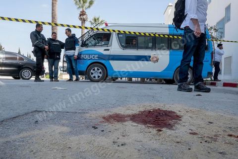 19 mars 2015 : Devant l'entrée du musée traces de sang des victimes de l'attaque. les autorités ouvrent à la presse dans la cadre d'une conférence l'accès au hall d'entrée du musée du Bardo à Tunis, lieu de l'attaque terroriste qui a fait 19 victimes tunisiennes et étrangères.