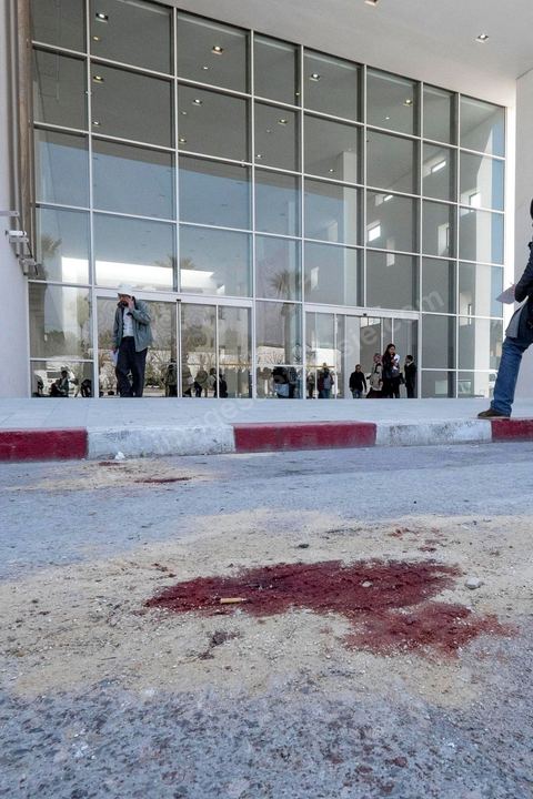 19 mars 2015 : Devant l'entrée du musée traces de sang des victimes de l'attaque. les autorités ouvrent à la presse dans la cadre d'une conférence l'accès au hall d'entrée du musée du Bardo à Tunis, lieu de l'attaque terroriste qui a fait 19 victimes tunisiennes et étrangères.