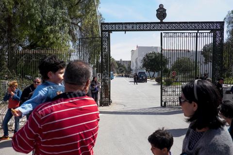 Au lendemain de l'attaque terroriste du musée du Bardo les tunisiens vienent en nfamille devant l'entrée