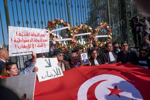 19 mars 2015 : Rassemblement devant les grilles du musée du Bardo au lendemain de l'attaque terroriste qui a fait 19 victimes tunisiennes et étrangères.