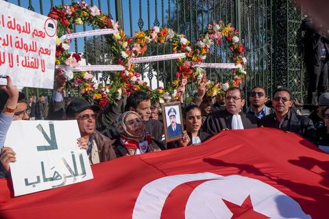 19 mars 2015 : Rassemblement devant les grilles du musée du Bardo au lendemain de l'attaque terroriste qui a fait 19 victimes tunisiennes et étrangères.