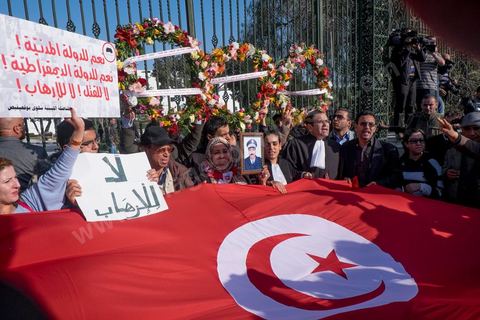 19 mars 2015 : Rassemblement devant les grilles du musée du Bardo au lendemain de l'attaque terroriste qui a fait 19 victimes tunisiennes et étrangères.