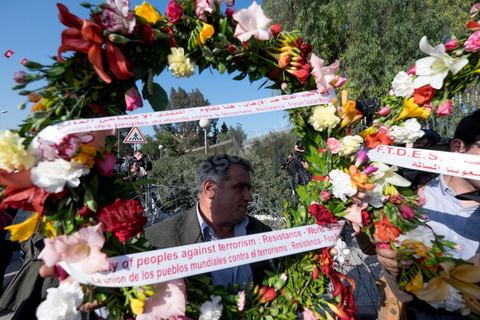 19 mars 2015 : Rassemblement devant les grilles du musée du Bardo au lendemain de l'attaque terroriste qui a fait 19 victimes tunisiennes et étrangères.