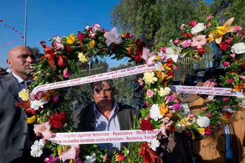 19 mars 2015 : Rassemblement devant les grilles du musée du Bardo au lendemain de l'attaque terroriste qui a fait 19 victimes tunisiennes et étrangères.