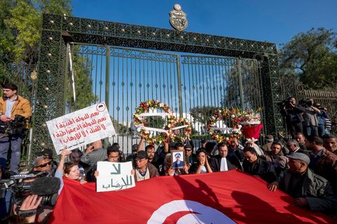 19 mars 2015 : Rassemblement devant les grilles du musée du Bardo au lendemain de l'attaque terroriste qui a fait 19 victimes tunisiennes et étrangères.