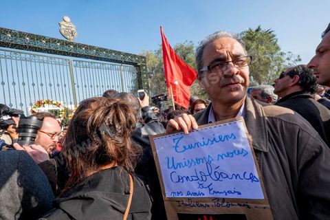 19 mars 2015 : Rassemblement devant les grilles du musée du Bardo au lendemain de l'attaque terroriste qui a fait 19 victimes tunisiennes et étrangères.