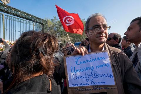 19 mars 2015 : Rassemblement devant les grilles du musée du Bardo au lendemain de l'attaque terroriste qui a fait 19 victimes tunisiennes et étrangères.