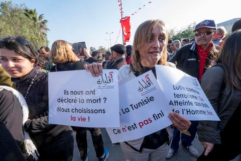 19 mars 2015 : Rassemblement devant les grilles du musée du Bardo au lendemain de l'attaque terroriste qui a fait 19 victimes tunisiennes et étrangères.
