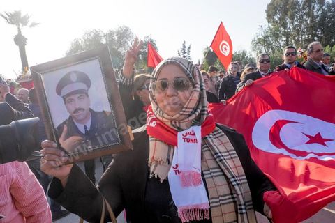 19 mars 2015 : Rassemblement devant les grilles du musée du Bardo au lendemain de l'attaque terroriste qui a fait 19 victimes tunisiennes et étrangères.