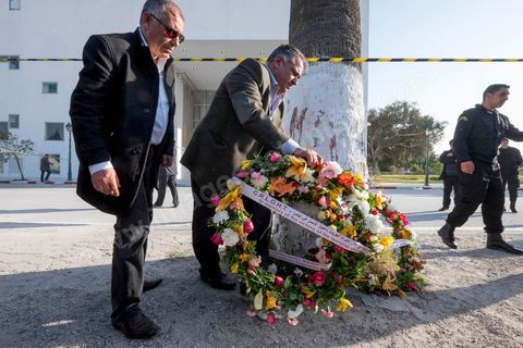 19 mars 2015 : dépot de fleurs en hommage aux victimes devant le hall du musée du Bardo. Rassemblement devant les grilles du musée du Bardo au lendemain de l'attaque terroriste qui a fait 19 victimes tunisiennes et étrangères.
