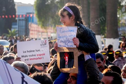 19 mars 2015 : Rassemblement devant le musée du Bardo au lendemain de l'attaque terroriste qui a fait 19 victimes tunisiennes et étrangères.