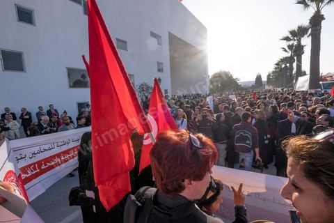 19 mars 2015 : Rassemblement devant le musée du Bardo au lendemain de l'attaque terroriste qui a fait 19 victimes tunisiennes et étrangères.