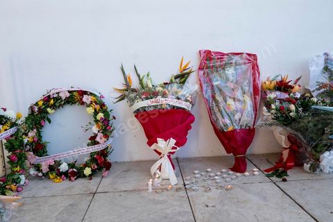 19 mars 2015 : dépot de fleurs et bougie en hommage aux victimes devant le hall du musée du Bardo. Rassemblement devant les grilles du musée du Bardo au lendemain de l'attaque terroriste qui a fait 19 victimes tunisiennes et étrangères.