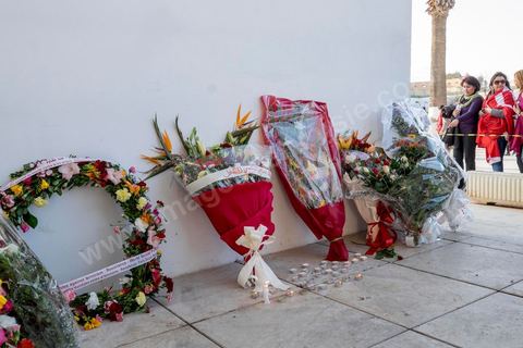 19 mars 2015 : dépot de fleurs et bougie en hommage aux victimes devant le hall du musée du Bardo. Rassemblement devant les grilles du musée du Bardo au lendemain de l'attaque terroriste qui a fait 19 victimes tunisiennes et étrangères.