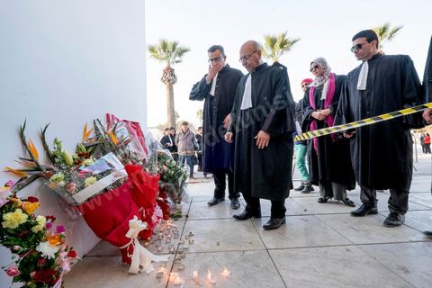 19 mars 2015 : dépot de fleurs en hommage aux victimes devant le hall du musée du Bardo. Rassemblement devant les grilles du musée du Bardo au lendemain de l'attaque terroriste qui a fait 19 victimes tunisiennes et étrangères.