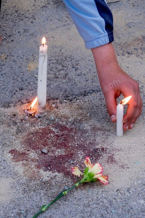 19 mars 2015 : dépot de fleurs en hommage aux victimes devant le hall du musée du Bardo. Rassemblement devant les grilles du musée du Bardo au lendemain de l'attaque terroriste qui a fait 19 victimes tunisiennes et étrangères.