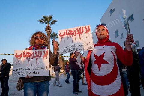19 mars 2015 : Rassemblement devant le musée du Bardo au lendemain de l'attaque terroriste qui a fait 19 victimes tunisiennes et étrangères.