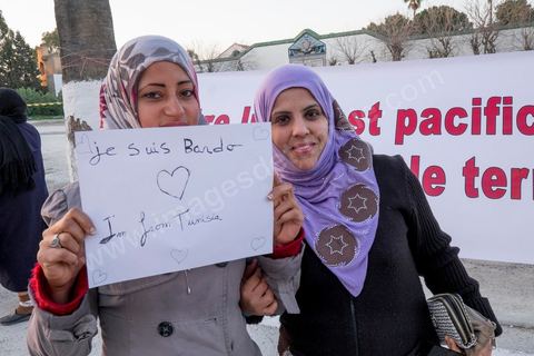 19 mars 2015 : Rassemblement devant le musée du Bardo au lendemain de l'attaque terroriste qui a fait 19 victimes tunisiennes et étrangères.