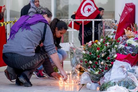 19 mars 2015 : dépot de fleurs en hommage aux victimes devant le hall du musée du Bardo. Rassemblement devant les grilles du musée du Bardo au lendemain de l'attaque terroriste qui a fait 19 victimes tunisiennes et étrangères.