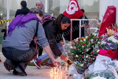 19 mars 2015 : dépot de fleurs en hommage aux victimes devant le hall du musée du Bardo. Rassemblement devant les grilles du musée du Bardo au lendemain de l'attaque terroriste qui a fait 19 victimes tunisiennes et étrangères.