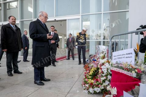 Le président de la république tunisienne Béji Caid Essebsi se rend pour la première fois après les attaques terroristes au musée du Bardo. Dépot d'une gerbe de fleurs et une prière en hommage aux victimes. "Je sens beaucoup d'émotion parce que je suis venu ici quand j'étais un enfant et notre instituteur nous a enseigné l'Histoire de la Tunisie. Une grande Histoire, c'est l'Histoire de l'humanité", s'est confié dimanche au microphone d'Europe 1 et en direct du musée de Bardo, le président tunisien.