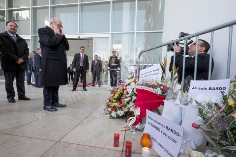 Le président de la république tunisienne Béji Caid Essebsi se rend pour la première fois après les attaques terroristes au musée du Bardo. Dépot d'une gerbe de fleurs et une prière en hommage aux victimes. "Je sens beaucoup d'émotion parce que je suis venu ici quand j'étais un enfant et notre instituteur nous a enseigné l'Histoire de la Tunisie. Une grande Histoire, c'est l'Histoire de l'humanité", s'est confié dimanche au microphone d'Europe 1 et en direct du musée de Bardo, le président tunisien.
