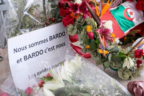 depuis l'attaque terroriste au musée du Bardo de nombreux officiels sont venus déposés devant l'entrée du musée des fleurs et message en hommage aux victimes.