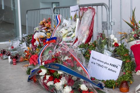 depuis l'attaque terroriste au musée du Bardo de nombreux officiels sont venus déposés devant l'entrée du musée des fleurs et message en hommage aux victimes.