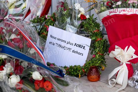 depuis l'attaque terroriste au musée du Bardo de nombreux officiels sont venus déposés devant l'entrée du musée des fleurs et message en hommage aux victimes.