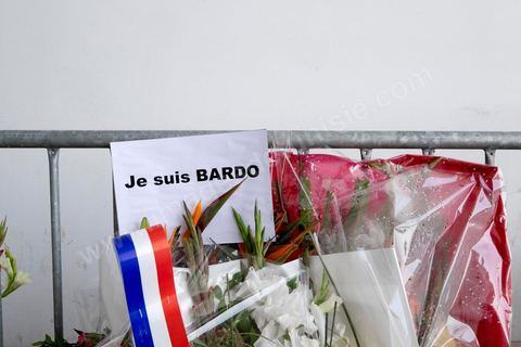 depuis l'attaque terroriste au musée du Bardo de nombreux officiels sont venus déposés devant l'entrée du musée des fleurs et message en hommage aux victimes.
