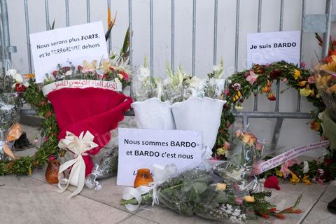 depuis l'attaque terroriste au musée du Bardo de nombreux officiels sont venus déposés devant l'entrée du musée des fleurs et message en hommage aux victimes.