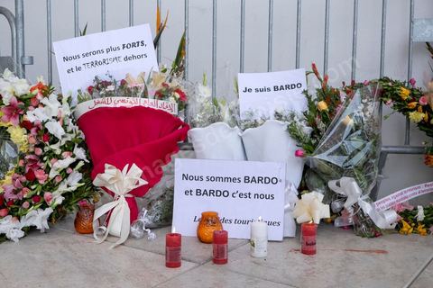 depuis l'attaque terroriste au musée du Bardo de nombreux officiels sont venus déposés devant l'entrée du musée des fleurs et message en hommage aux victimes.