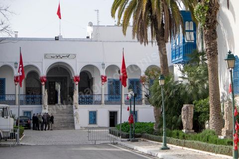 à droite le musée du Bardo et à gache l'escalier des lieux, entrée de l'assemblée tunisienne, c'est par ici que de nombreux touristes ont été évacués par la police lors de l'attaque terroriste du miusée du Bardo.