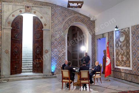 LE GRAND RENDEZ-VOUS - Le président tunisien Béji Caïd Essebsi est l'invité dimanche de Jean-Pierre Elkabbach d'Europe 1, Christophe Ayad du Monde et Michaël Darmon d'ITélé. Il revient sur l'attaque du musée du Bardo. Installé dans la salle de Constantin, là même où les deux terroristes sont passés durant leur attaque du musée le mercredi 18 mars.