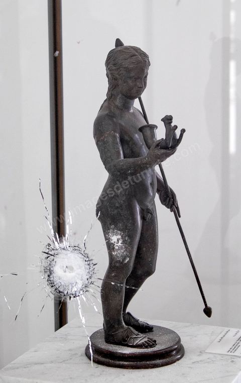 La vitrine contenant le bronze de Bachus enfant touché d'un impact de balle. De très faibles dégats sur les objets archéolgiques qui ne sont pas irréparables selon le Conservateur du Musée. Visite des salles du musée du Bardo après l'attaque terroriste du 18 mars qui a fait 21 victimes dont 20 étrangers et 1 Tunisien.