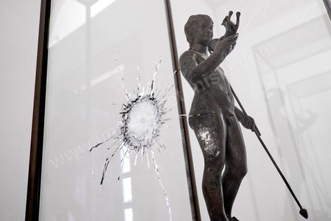 La vitrine contenant le bronze de Bachus enfant touché d'un impact de balle. De très faibles dégats sur les objets archéolgiques qui ne sont pas irréparables selon le Conservateur du Musée. Visite des salles du musée du Bardo après l'attaque terroriste du 18 mars qui a fait 21 victimes dont 20 étrangers et 1 Tunisien.