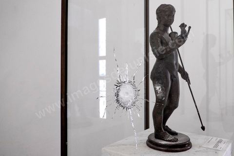 La vitrine contenant le bronze de Bachus enfant touché d'un impact de balle. De très faibles dégats sur les objets archéolgiques qui ne sont pas irréparables selon le Conservateur du Musée. Visite des salles du musée du Bardo après l'attaque terroriste du 18 mars qui a fait 21 victimes dont 20 étrangers et 1 Tunisien.