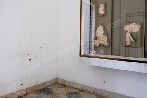 Quelques vitrines touchés par des balles dans les petites salles voisine à la Salle de Virgile. Visite des salles du musée du Bardo après l'attaque terroriste du 18 mars qui a fait 21 victimes dont 20 étrangers et 1 Tunisien.